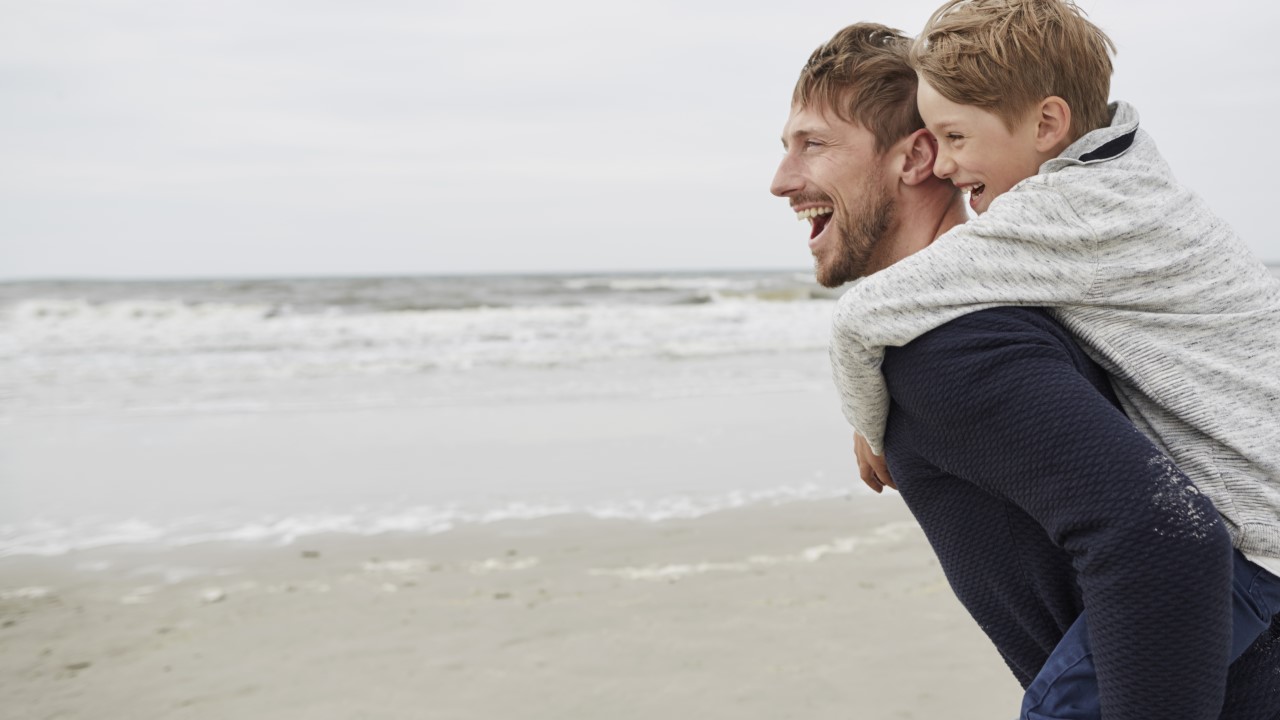 Sønn og far på strand